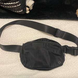 black lululemon belt bag
